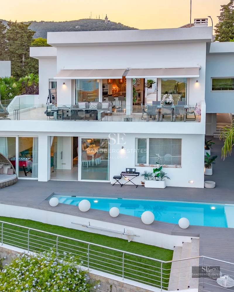 Terrace with infinity pool and sea view. Modern design with high-quality materials and stylish furniture. Natural lighting.