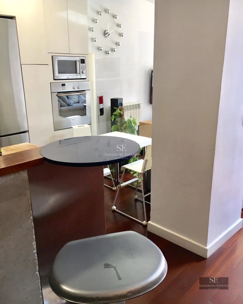 Exterior view of a modern villa with an infinity pool, garden and large windows. Minimalist design with luxurious finishes.