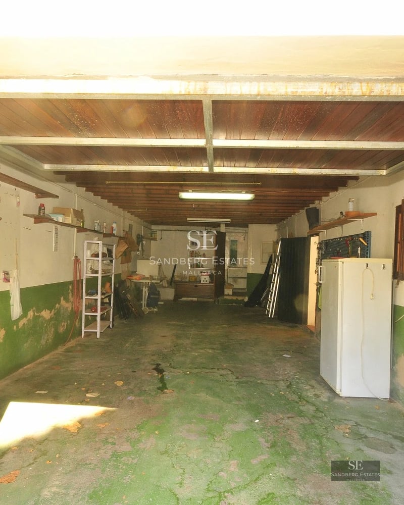 Exterior view of a modern house with a shimmering pool and lush garden. Elegant architecture and minimalist design.