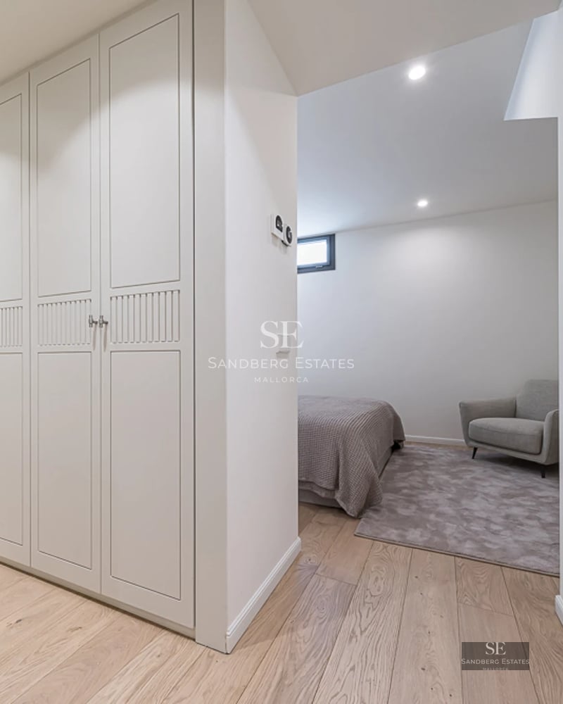 View of a luxurious terrace with pool, sun loungers, and panoramic views. Modern and minimalist architecture. Natural lighting.