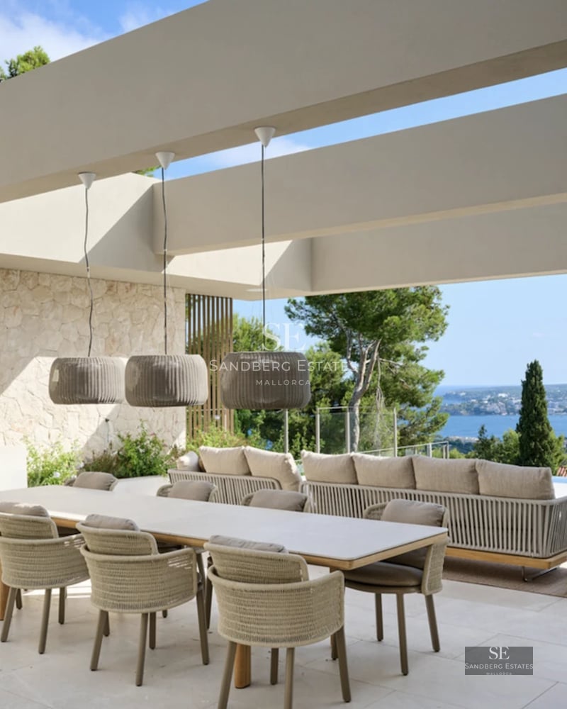 View of a modern villa with an infinity pool. Minimalist architecture, expansive terraces, and lush vegetation. Contemporary and elegant design.