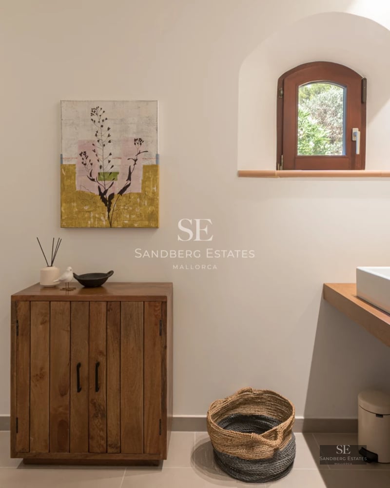 Exterior view of a modern home with an infinity pool. Minimalist architecture, large windows, lush greenery, and a clear blue sky.
