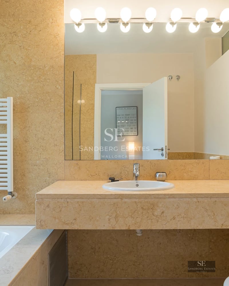 Spacious living room with panoramic sea views. Floor-to-ceiling windows, modern furnishings and abundant natural light.