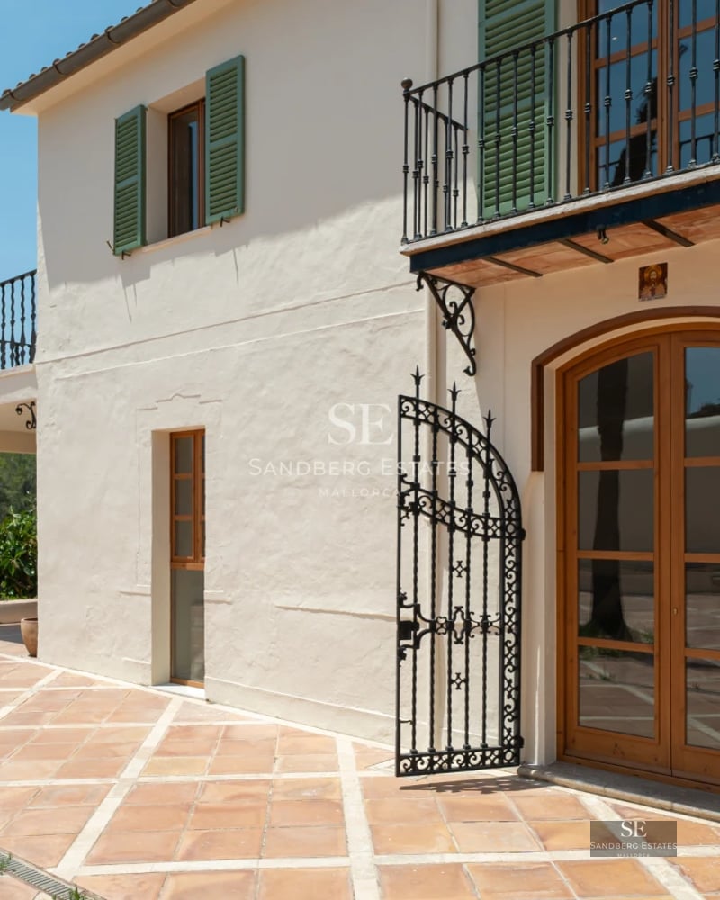 View of a luxurious villa with infinity pool, lush garden, and modern, elegant architectural design. Open and bright spaces.