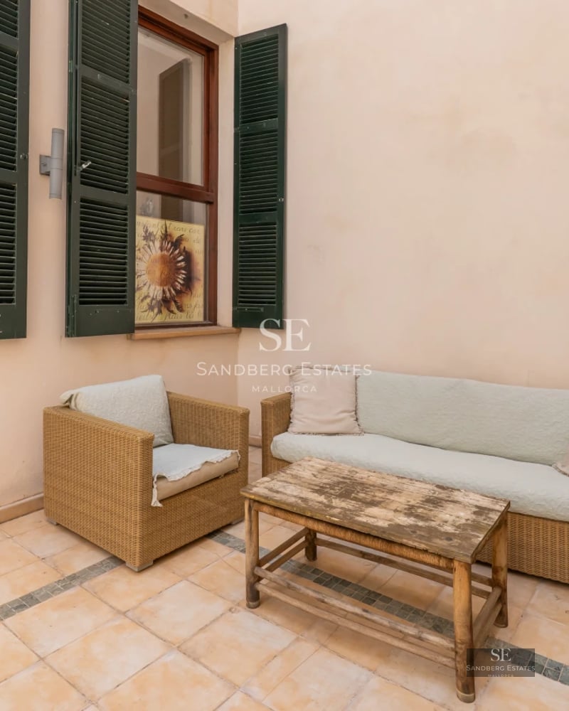 Exterior view of a modern villa with a pool, garden and large windows. Minimalist design and high-quality finishes.