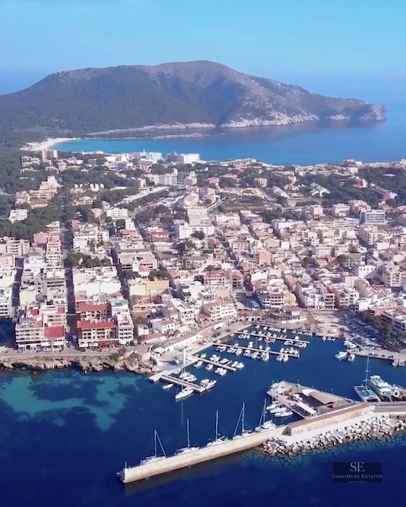 Exterior view of a luxurious house with a pool, garden, and modern architecture. Elegant design and open spaces.