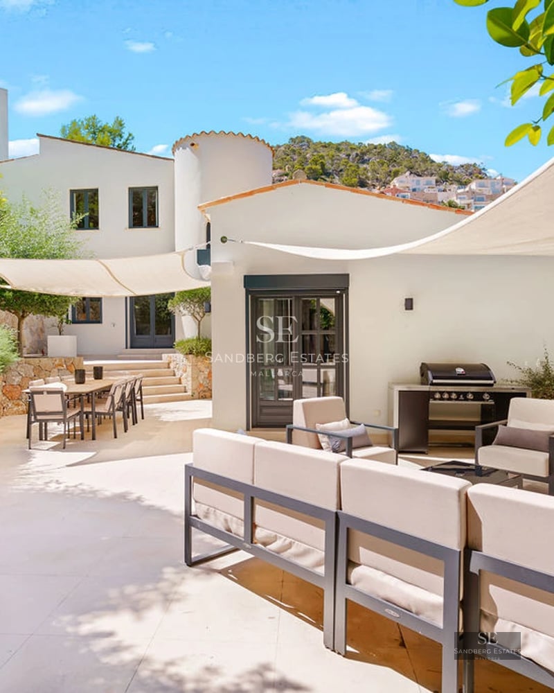Exterior view of modern villa with infinity pool, large windows, lush garden, and minimalist design. Contemporary architecture.