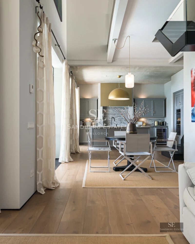 Spacious terrace featuring an infinity pool, sun loungers and panoramic sea views. Modern and elegant design with high-end outdoor furniture.