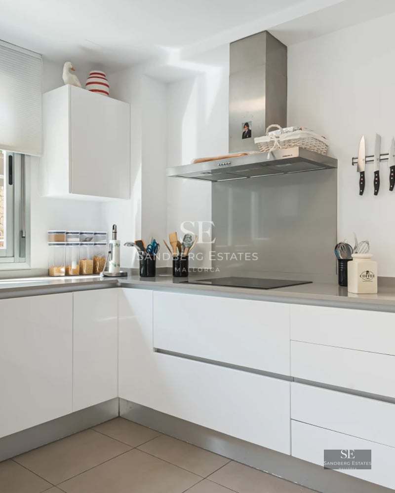 Exterior view of a modern villa with an infinity pool. Minimalist design, large windows, and natural surroundings. Green lawn.
