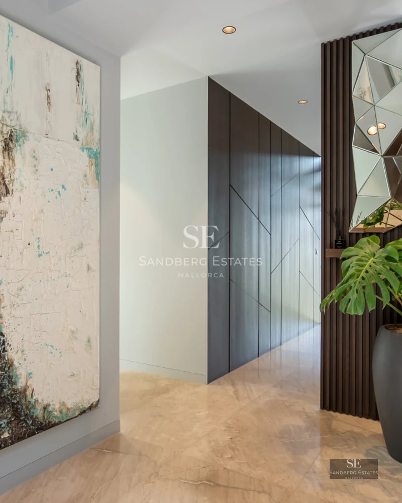 Expansive terrace with infinity pool and panoramic views. Modern, elegant design, perfect for enjoying the sun.