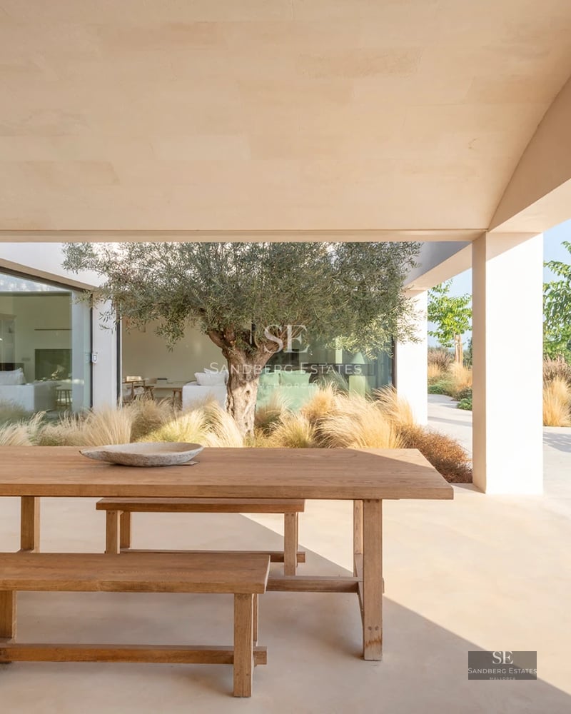 View of a luxury villa with pool, garden and large windows. Modern and elegant architecture with high quality finishes.