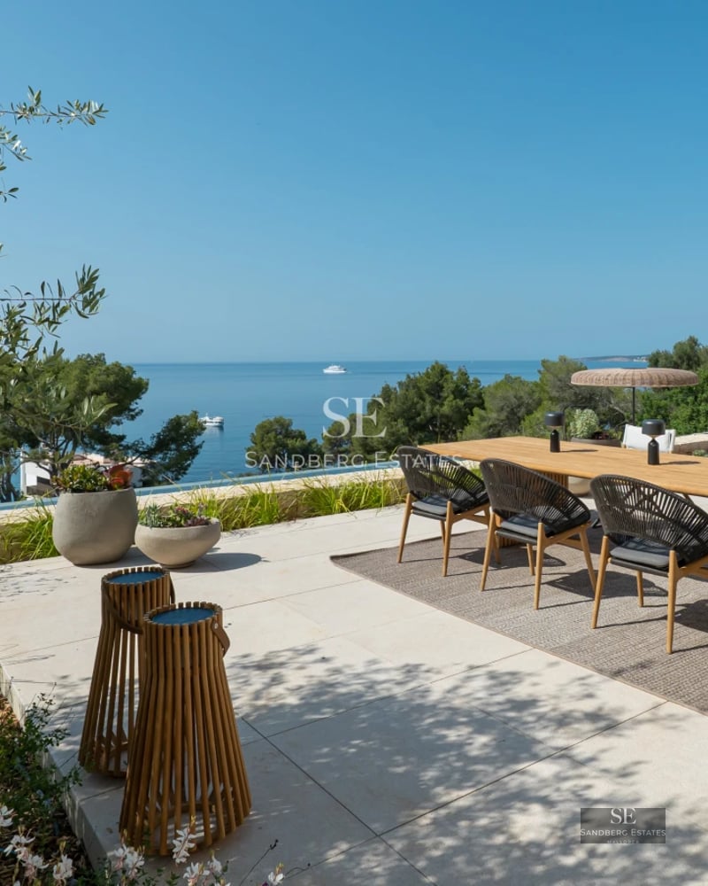 Modern pool view with sun loungers and lush garden. Contemporary architecture with large windows. Luxurious and relaxing atmosphere.