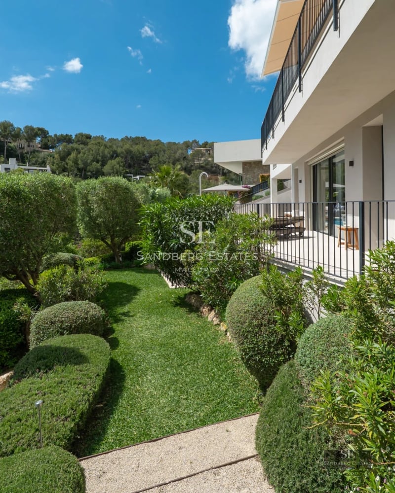 Exterior view of a modern villa with infinity pool. Large windows, minimalist design, and lush tropical garden.
