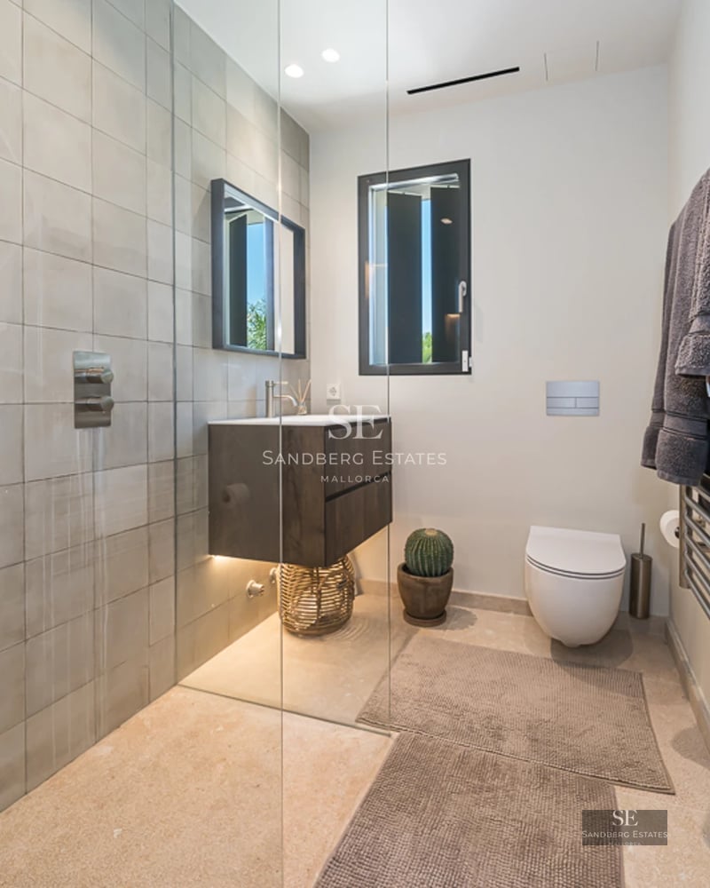 Vue extérieure d'une maison moderne avec piscine et jardin luxuriant. Architecture minimaliste avec de grandes fenêtres et des finitions de haute qualité.