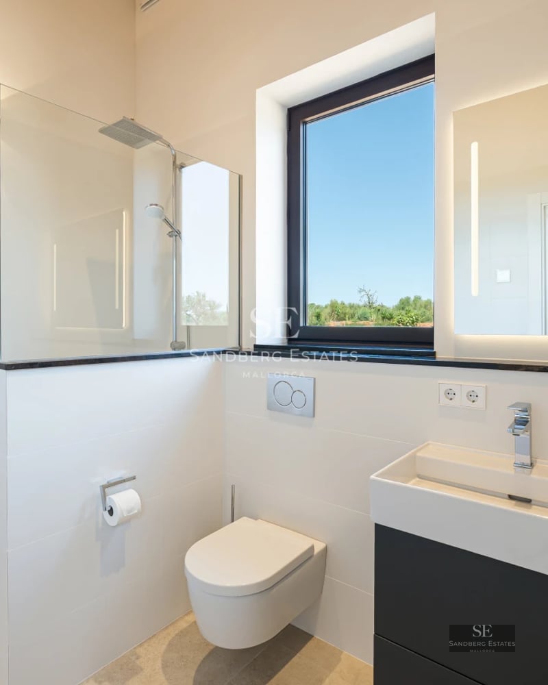 Modern view of a villa featuring an infinity pool, manicured garden, and spacious terraces. Minimalist architecture with high-end finishes.