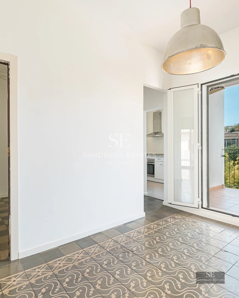 Exterior view of a modern house with infinity pool, lush garden and minimalist architectural design. White facade and large windows.