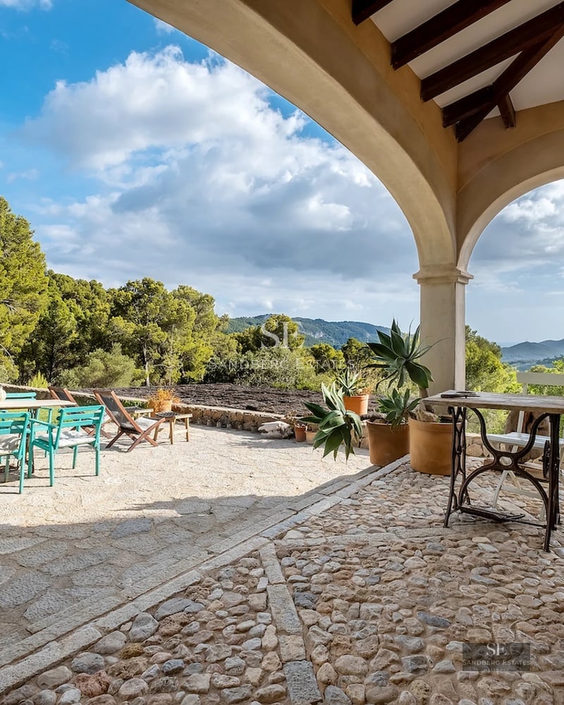 Terrace with infinity pool, sun loungers, and panoramic sea views. Modern design, stylish furniture, and a relaxing atmosphere.