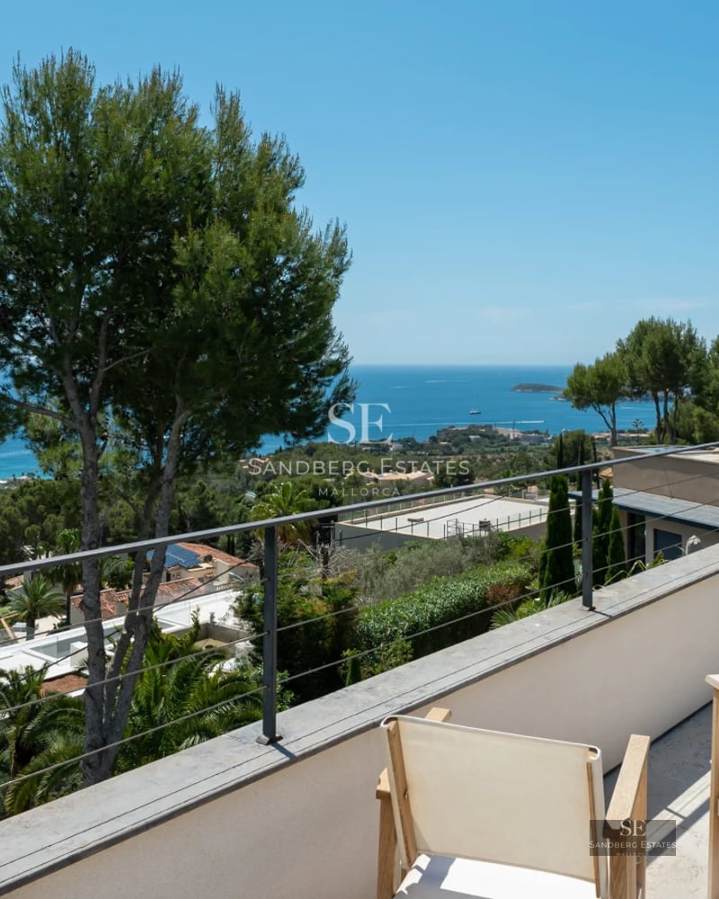 Terrace with sea view. Glass railing, modern outdoor furniture and infinity pool. Minimalist design.