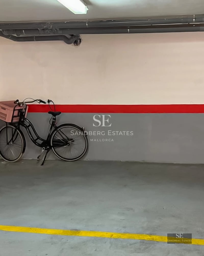 View of a modern villa with infinity pool. Minimalist architecture, large windows, and lush garden. Elegant and contemporary design.
