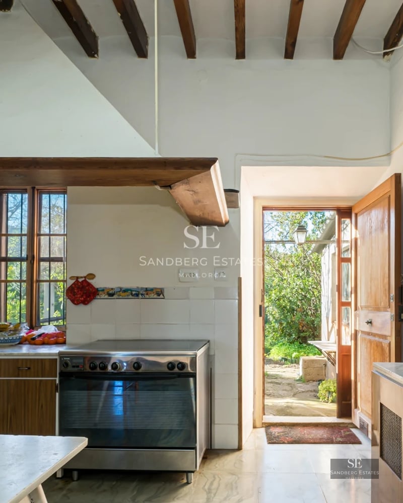 Spacious living room featuring panoramic windows and access to a sea-view balcony. Modern and elegant furnishings. Abundant natural lighting.