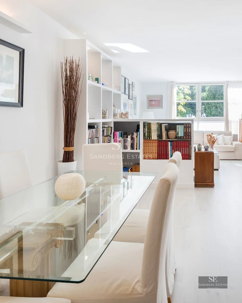 Spacious living room with floor-to-ceiling windows, sea views, and access to the terrace. Modern and bright interior with high-quality details.