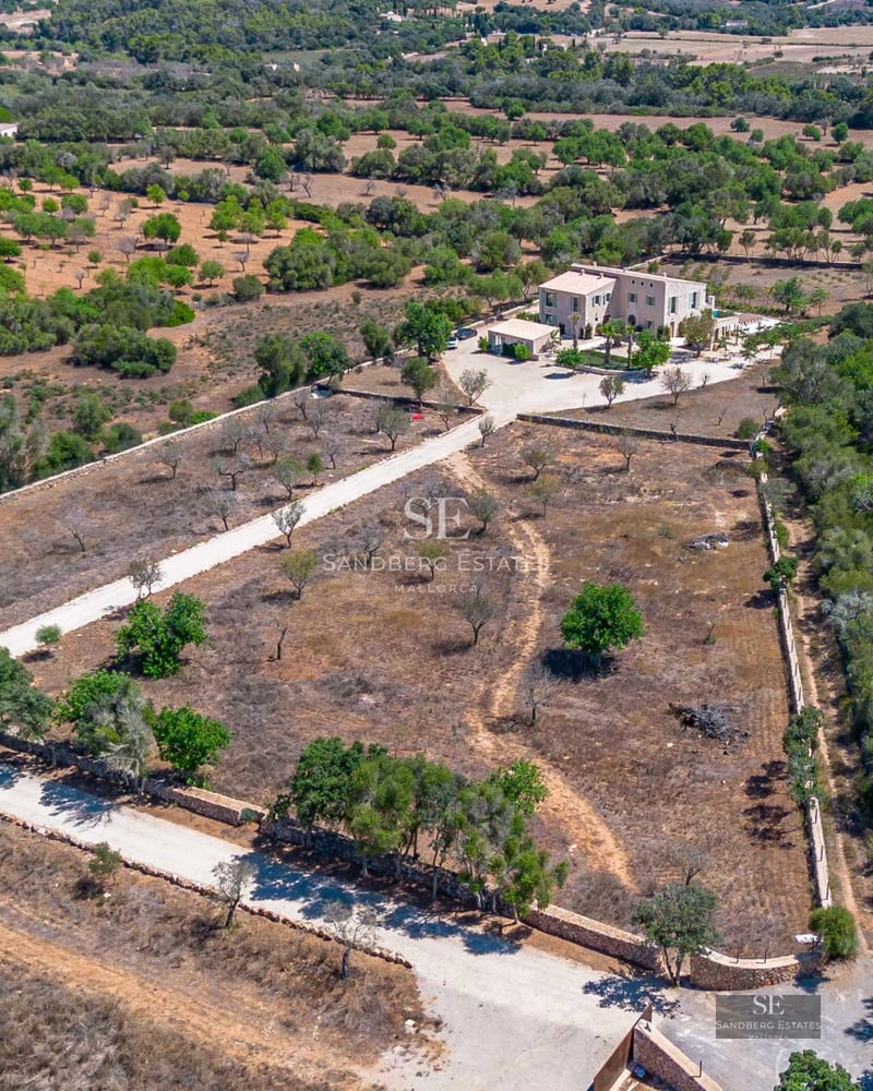 Expansive terrace featuring an infinity pool and panoramic views. Modern, elegant furniture perfect for relaxation and sunbathing.