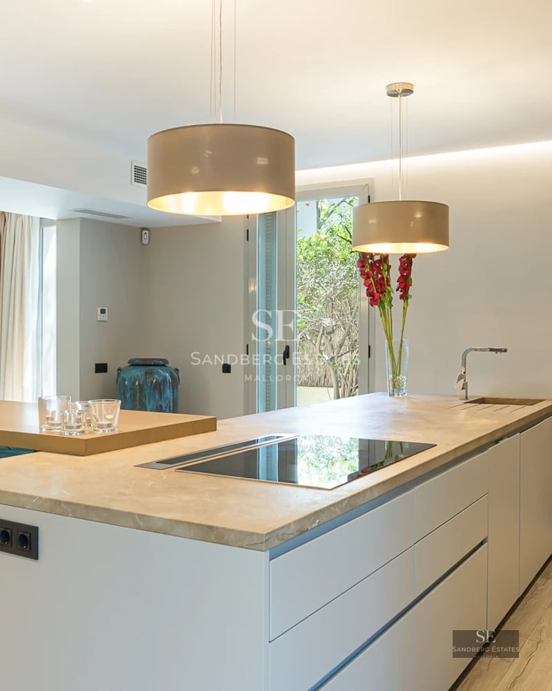 View of a luxurious villa with an infinity pool. Modern architecture, large windows, terrace and garden area. Minimalist design.