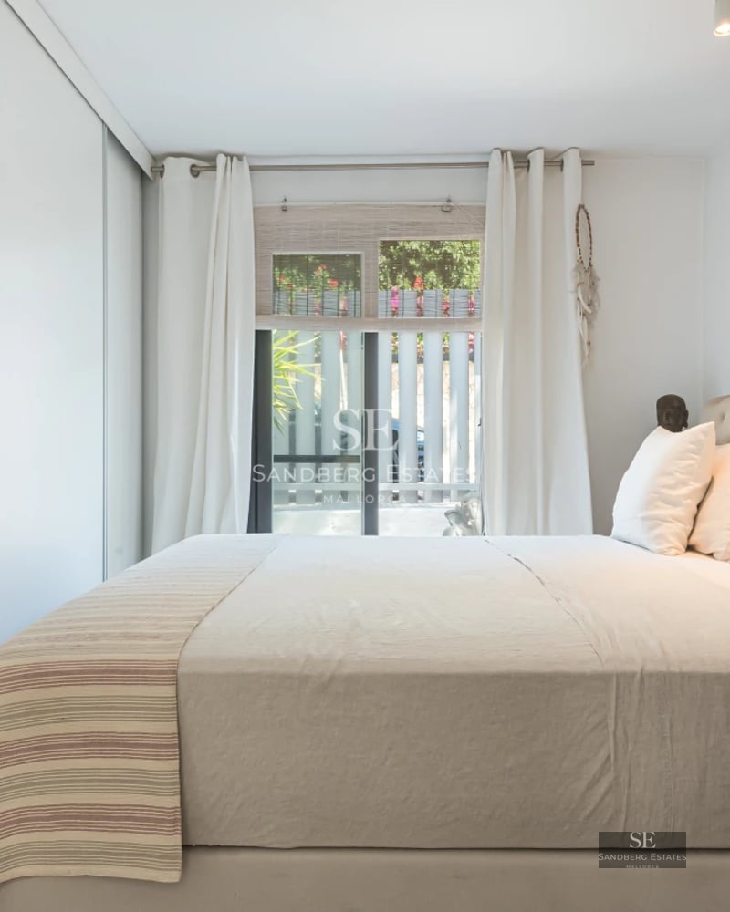 View of a luxurious villa with infinity pool, lush greenery, and modern design. Minimalist architecture with large windows.