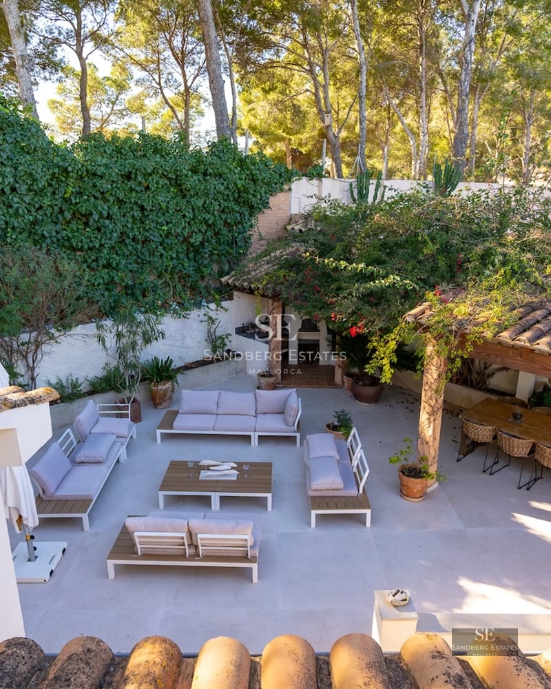 Bright living room with large windows, modern sofa, soft rug and panoramic sea view. Elegant and minimalist design.
