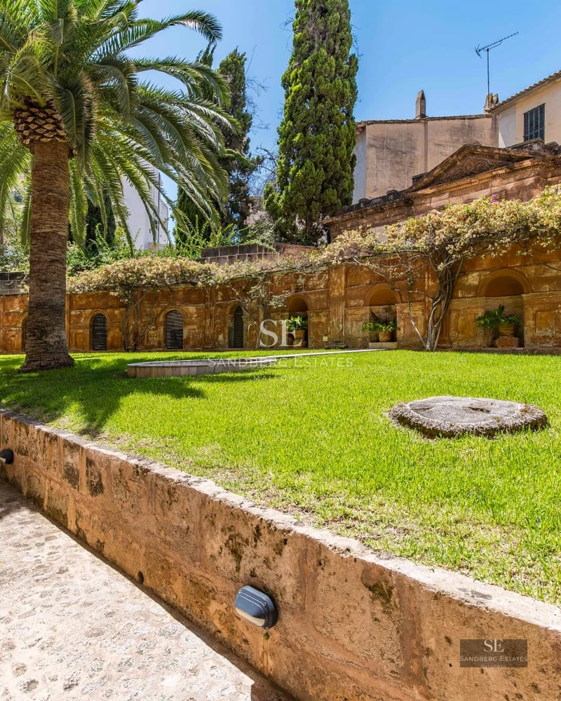 Spacious living room with pool access. Large windows, natural light, modern sofas, and stunning outdoor views.