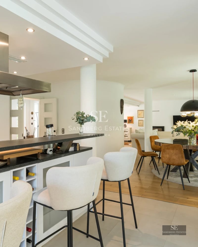 View of an infinity pool with armchairs and umbrellas. Minimalist design and unobstructed views. Luxury and comfort.