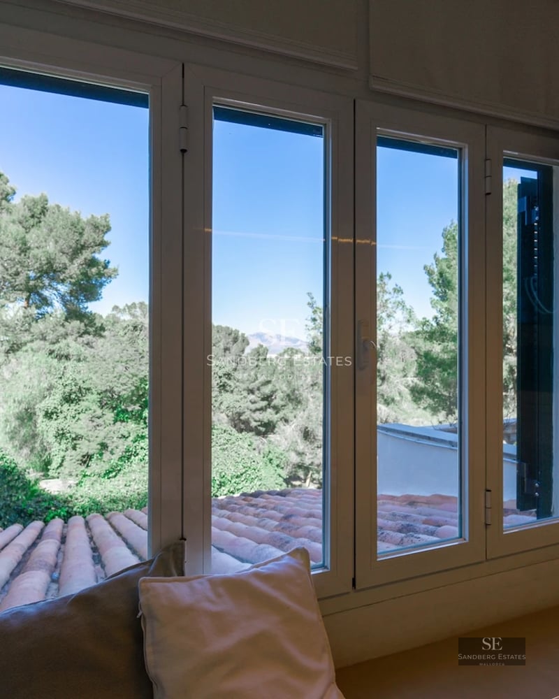 Aerial view of modern house with infinity pool, lush garden, and spacious terraces. Minimalist and elegant design.