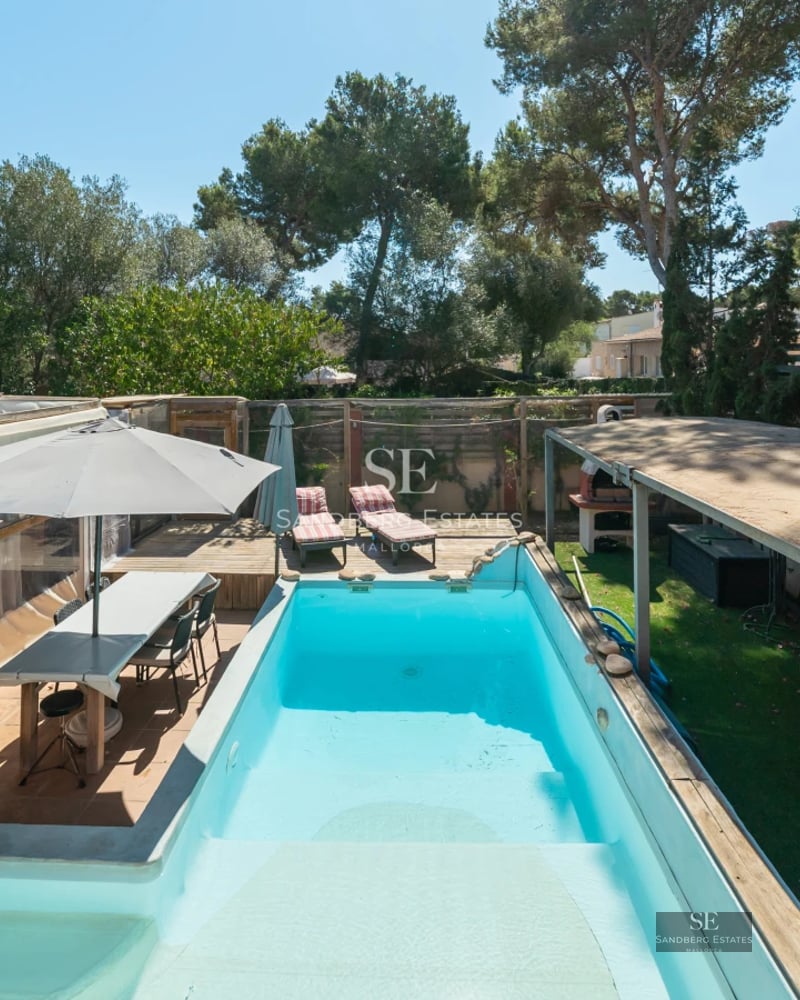 Exterior view of a modern house with a pool. Minimalist architecture, ambient lighting, and manicured landscaping. Luxury and comfort.