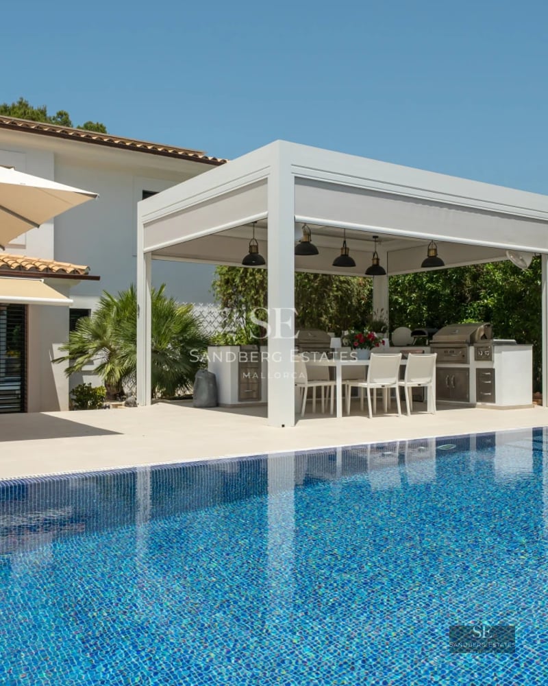 Spacious living room with panoramic sea views. Modern sofa, elegant coffee table and minimalist decoration.