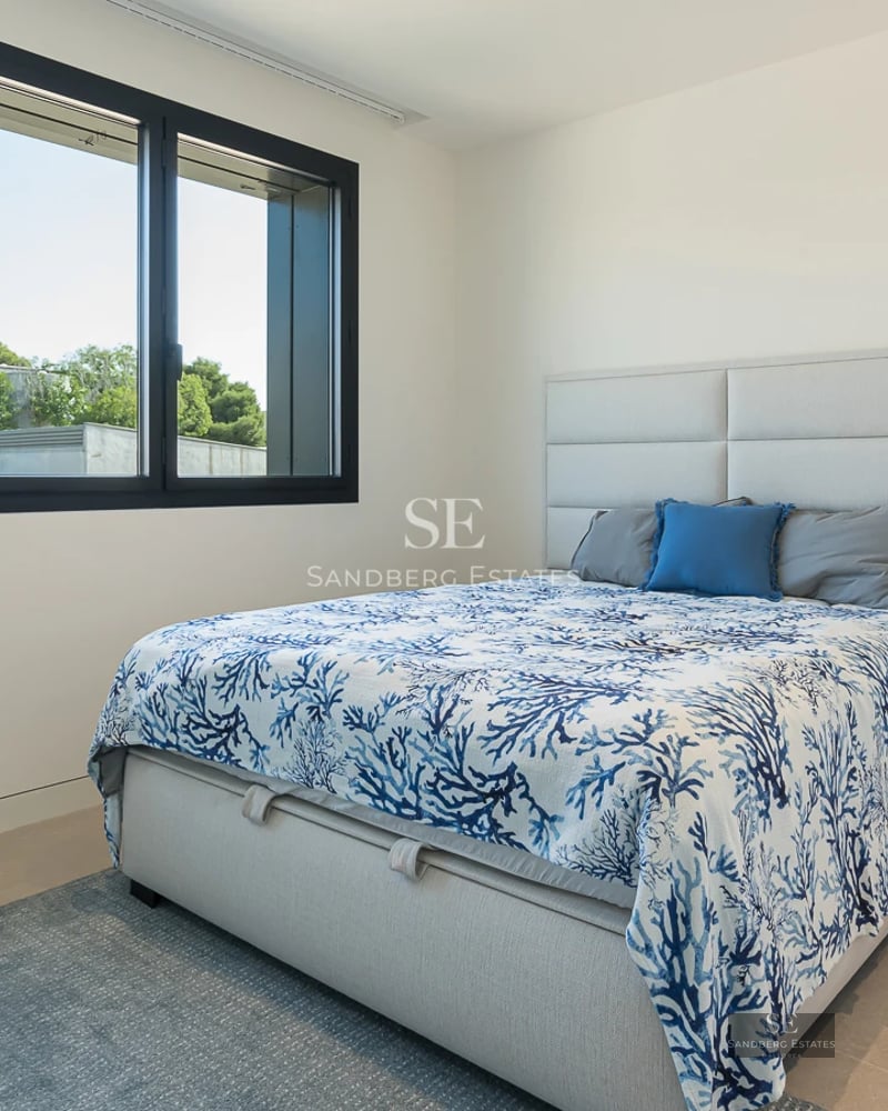 Exterior of a modern villa with reflecting pool. Minimalist architecture, large windows and manicured landscaping. Warm ambient lighting.