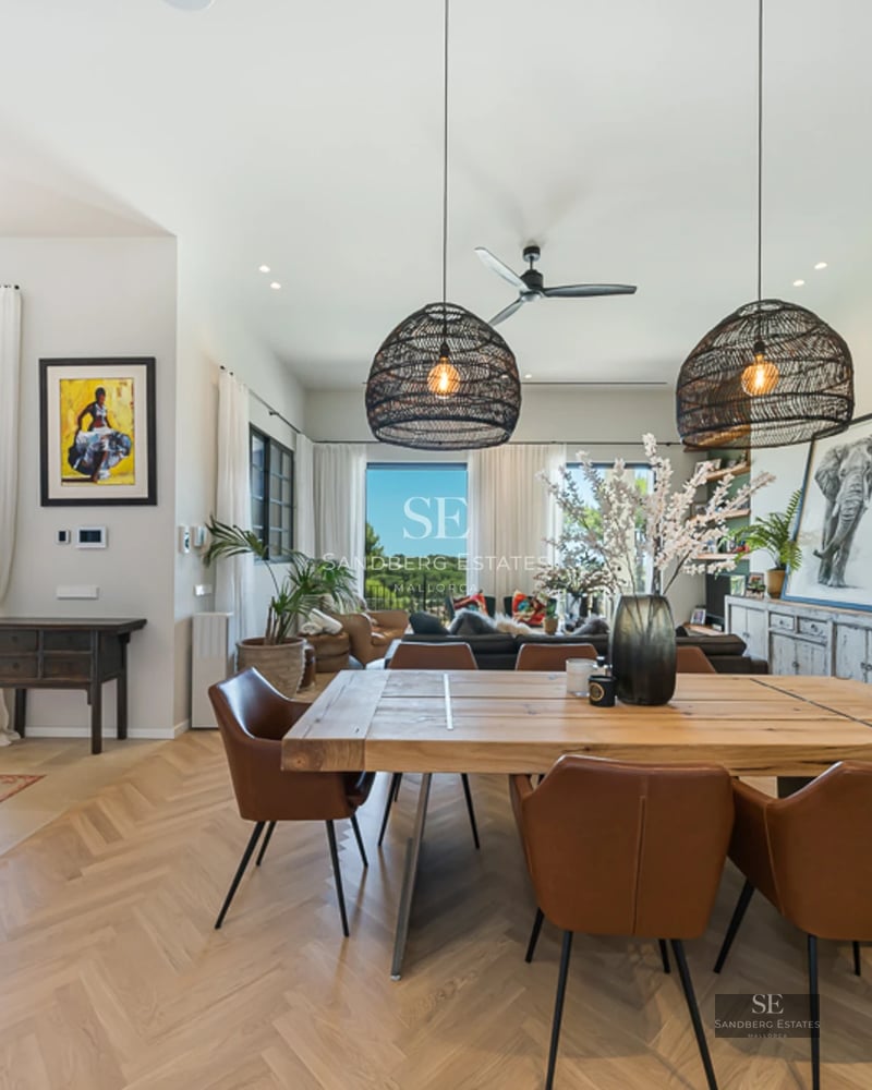 Grand balcon avec vue panoramique sur la mer, mobilier moderne et élégant, idéal pour profiter du plein air et des paysages.