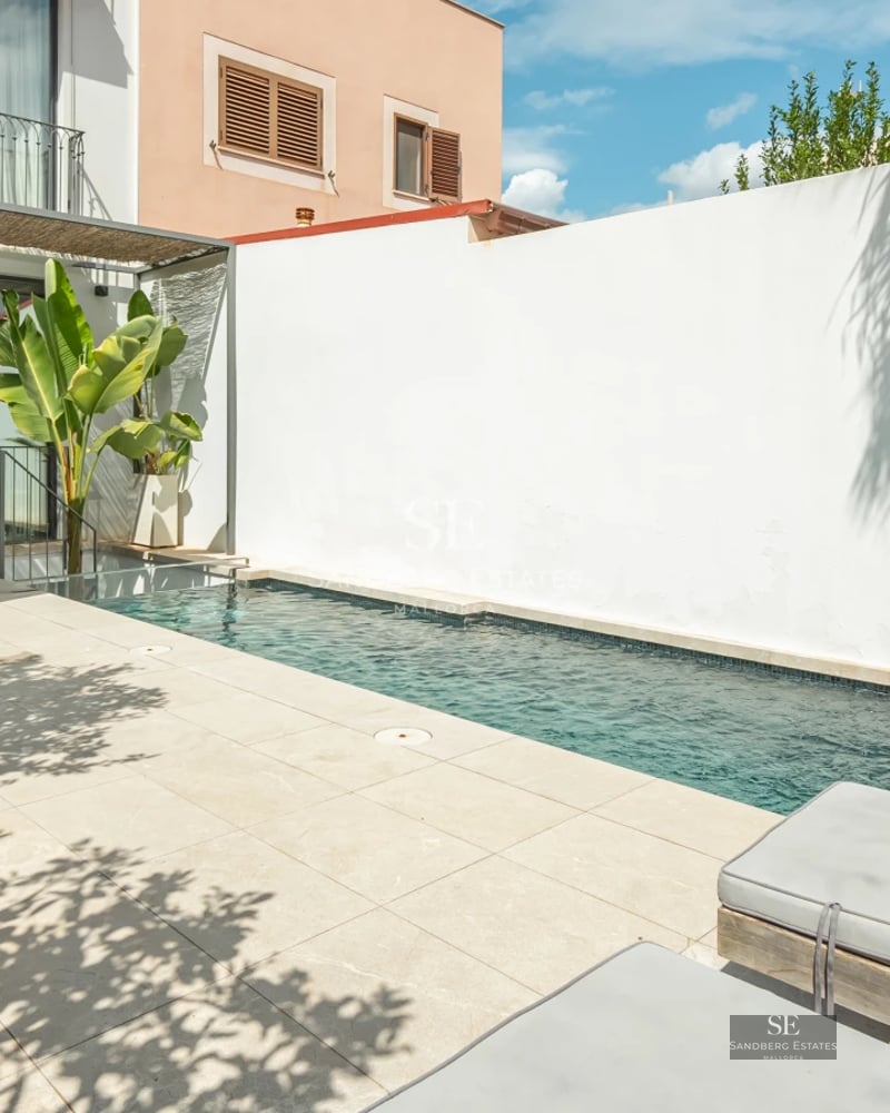 Spacious terrace featuring an infinity pool, sun loungers, and panoramic views. Modern design, high-quality materials, and abundant natural light.