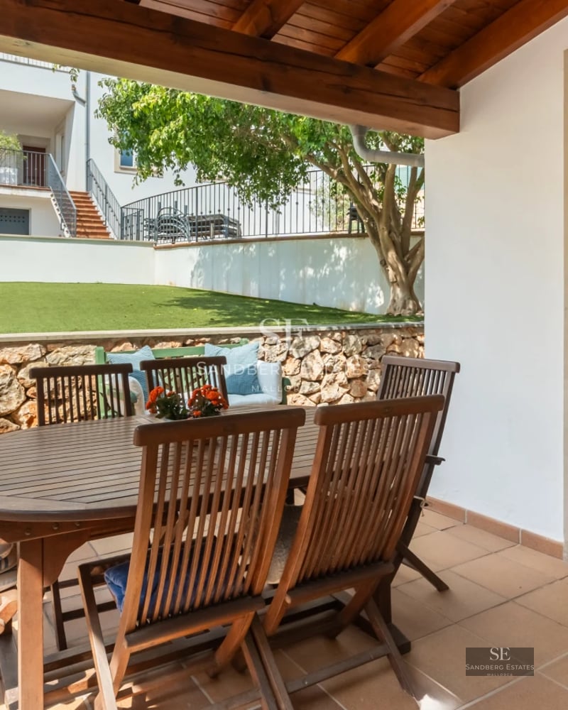 Panoramic view villa with infinity pool. Modern design, expansive terraces and lush garden. Ideal investment.