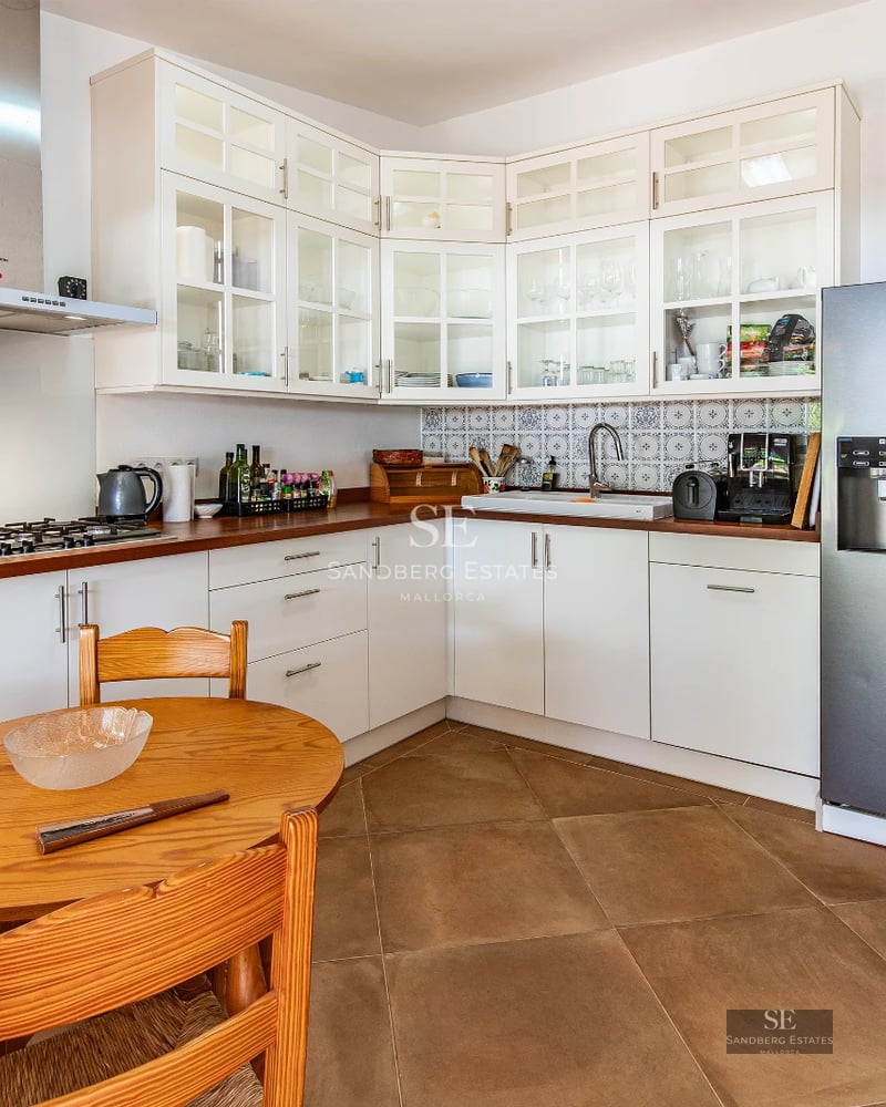 Exterior view of modern villa with infinity pool. Minimalist architecture, spacious terraces, lush gardens and panoramic views.