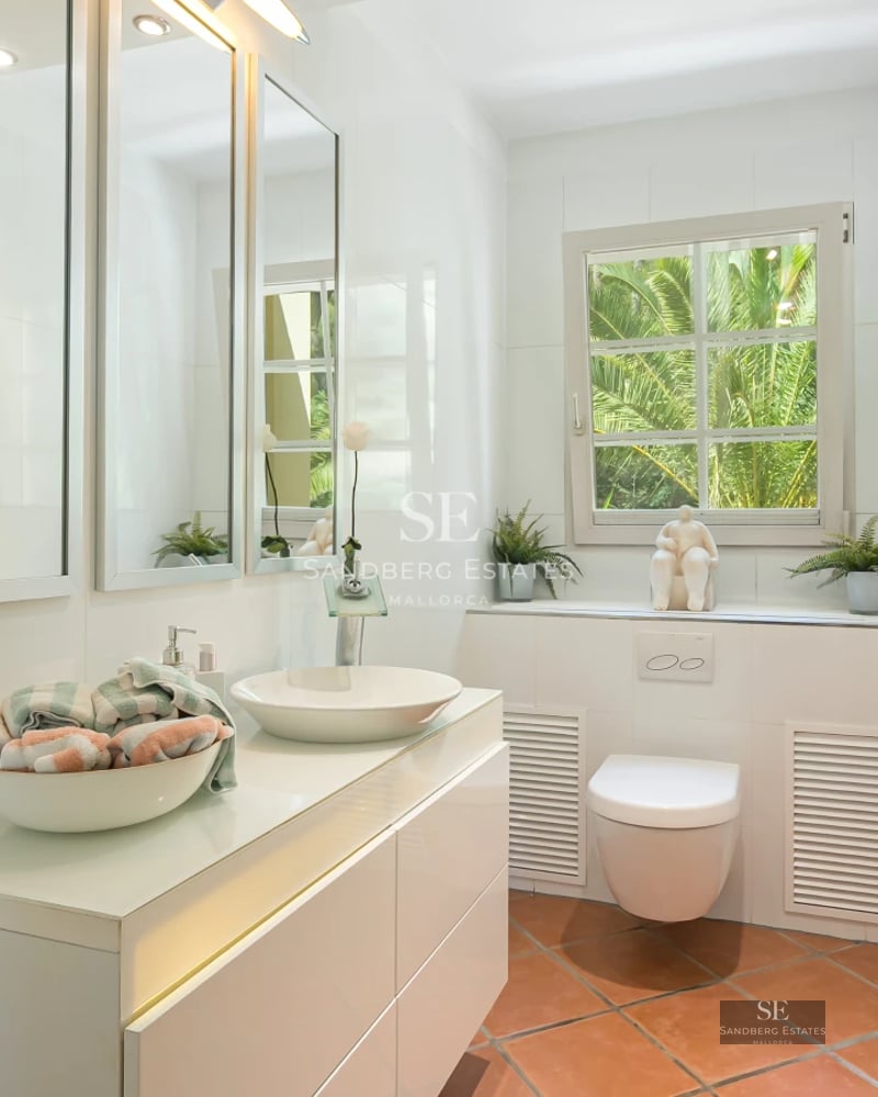 Expansive terrace with infinity pool, sun loungers, and panoramic views. Modern and elegant design. Ideal for relaxation and entertainment.