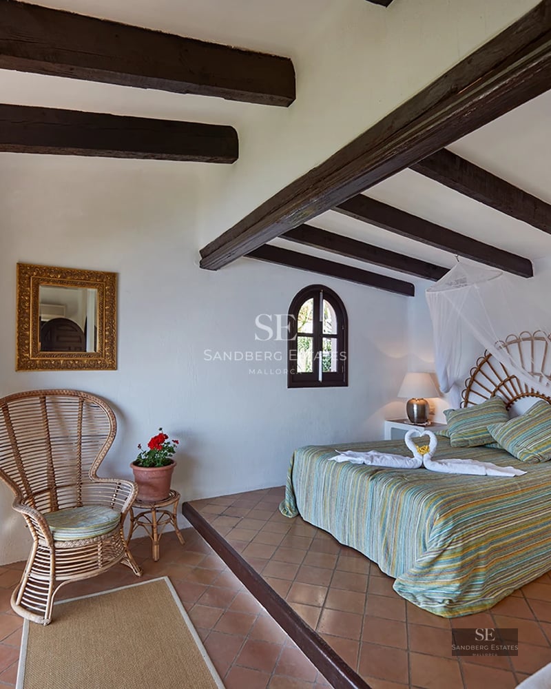 Exterior view of a modern villa with infinity pool, lush garden and spacious terraces. Elegant and minimalist architectural design.