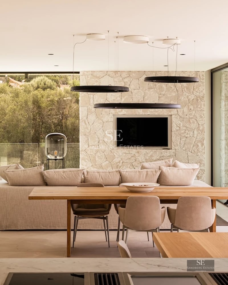 Exterior of modern villa with infinity pool, sun loungers and lush greenery. Minimalist architecture with large windows.