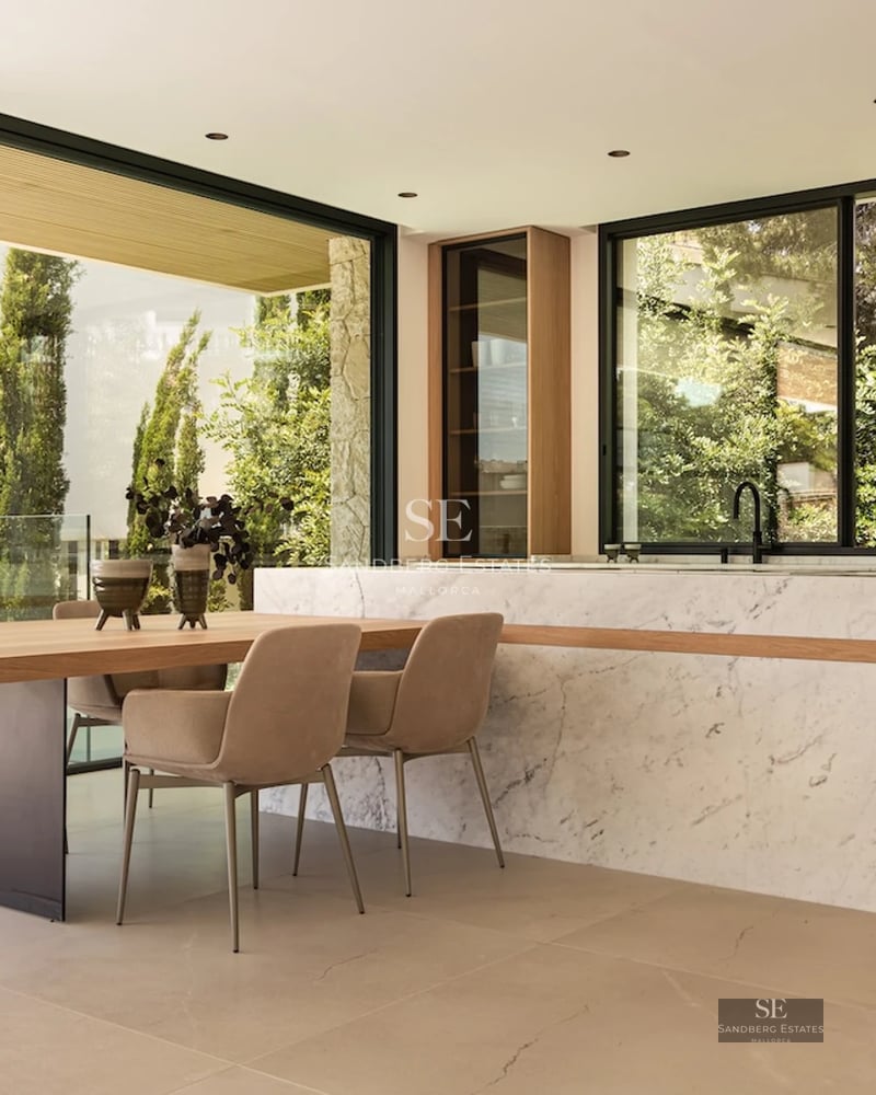 Exterior view of modern villa with infinity pool, lush garden and minimalist architecture. White facade with large windows.