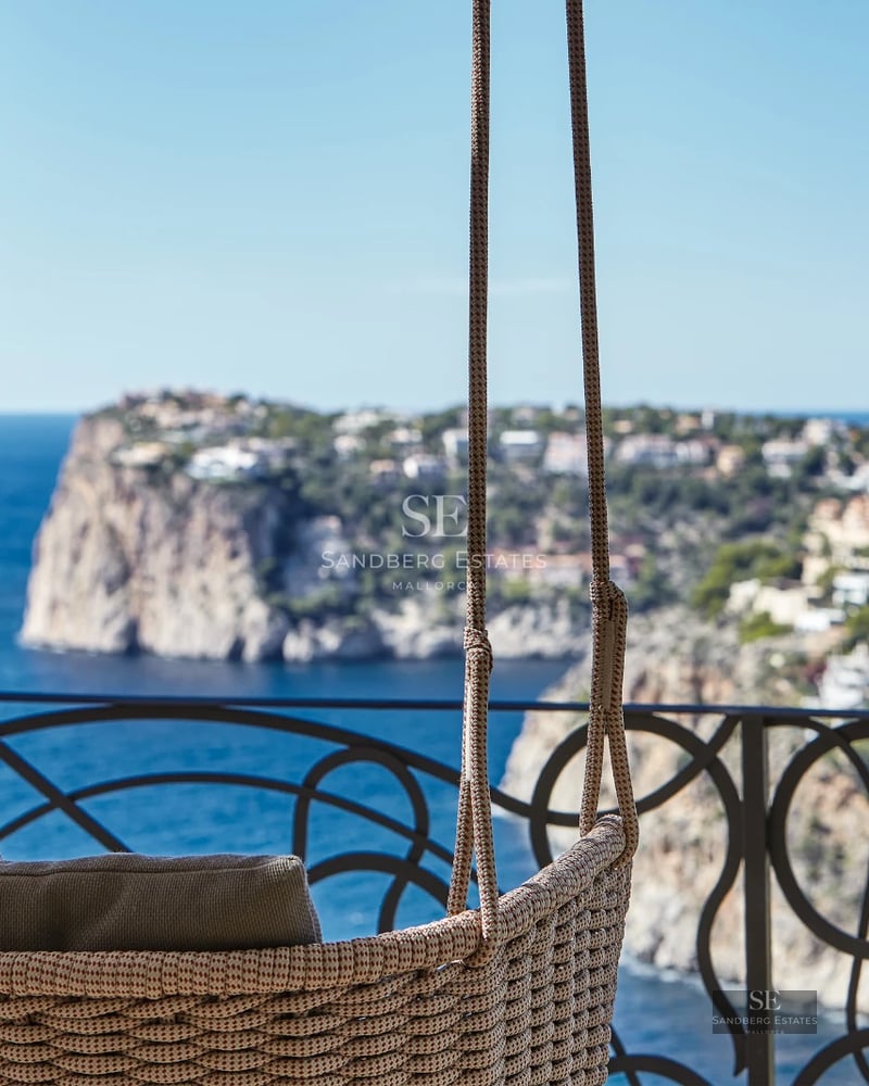 Exterior view of a modern house with a pool, garden, and large windows. Minimalist design and high-quality finishes.
