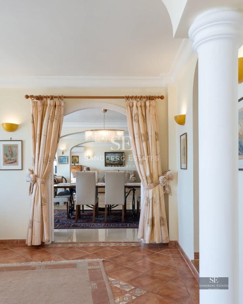 Expansive terrace with infinity pool. Panoramic view, elegant sun loungers, and lush vegetation. Modern and sophisticated design.