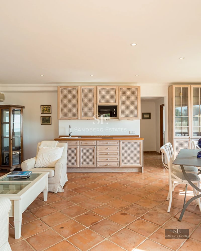 Extérieur d'une villa moderne avec piscine, jardin luxuriant et architecture élégante. Éclairage ambiant chaleureux.