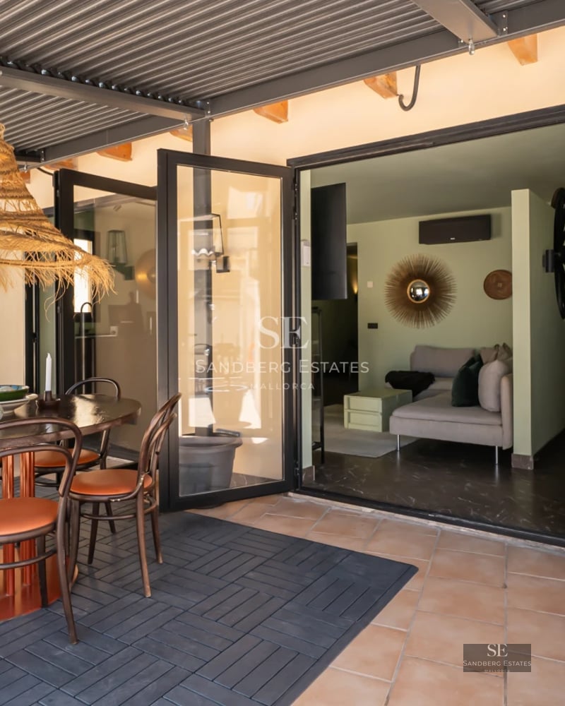 View of a modern villa with an infinity pool, sun loungers, and lush vegetation. Minimalist and elegant design.