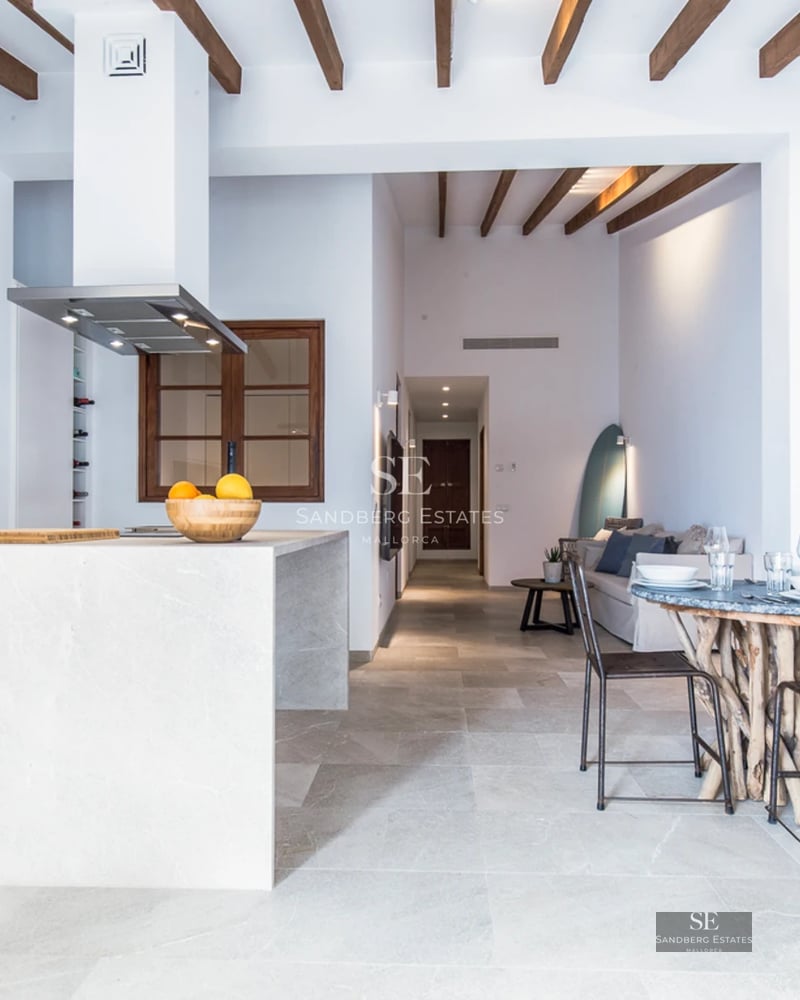 Image of a luxurious villa with a reflective pool. Modern architecture with large glass windows and impeccable landscaping.