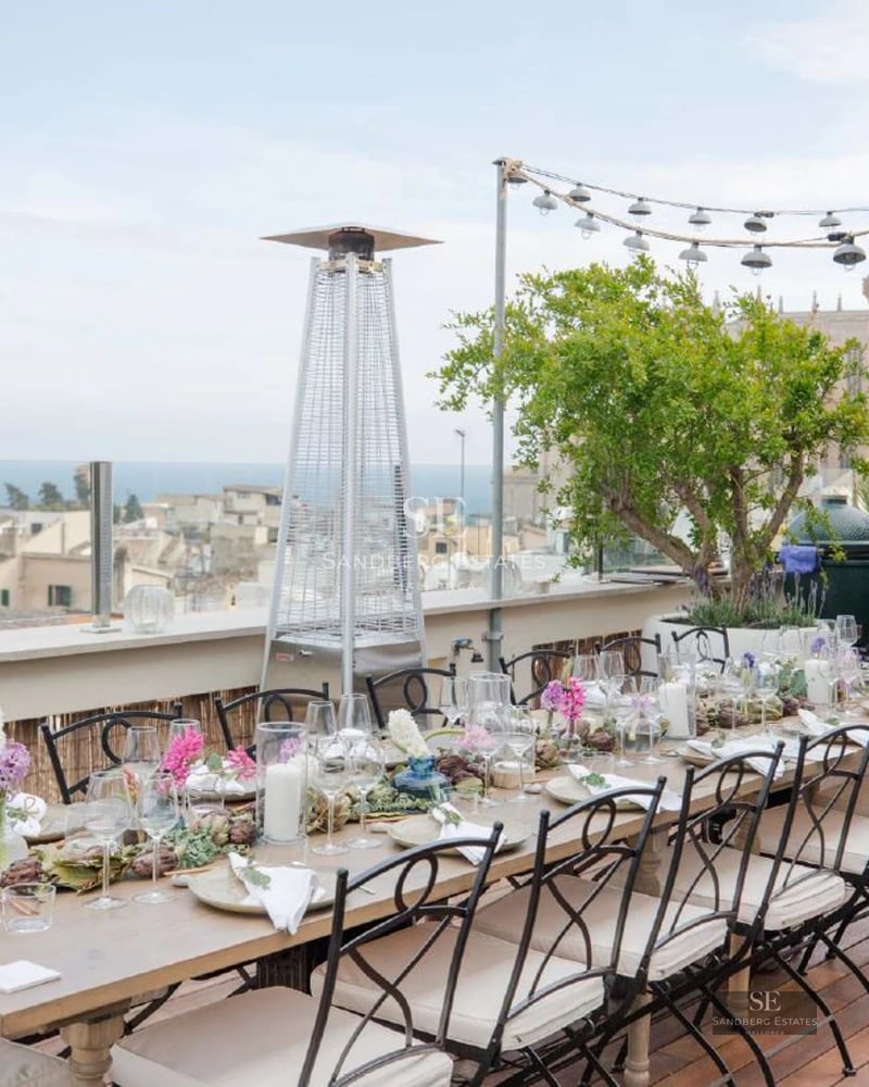 Expansive infinity pool with glass edge, green garden and modern architecture. Ideal for relaxation and panoramic views.