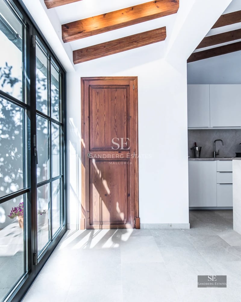 Exterior view of a luxury home with an infinity pool, surrounded by lush greenery. Modern and elegant design.